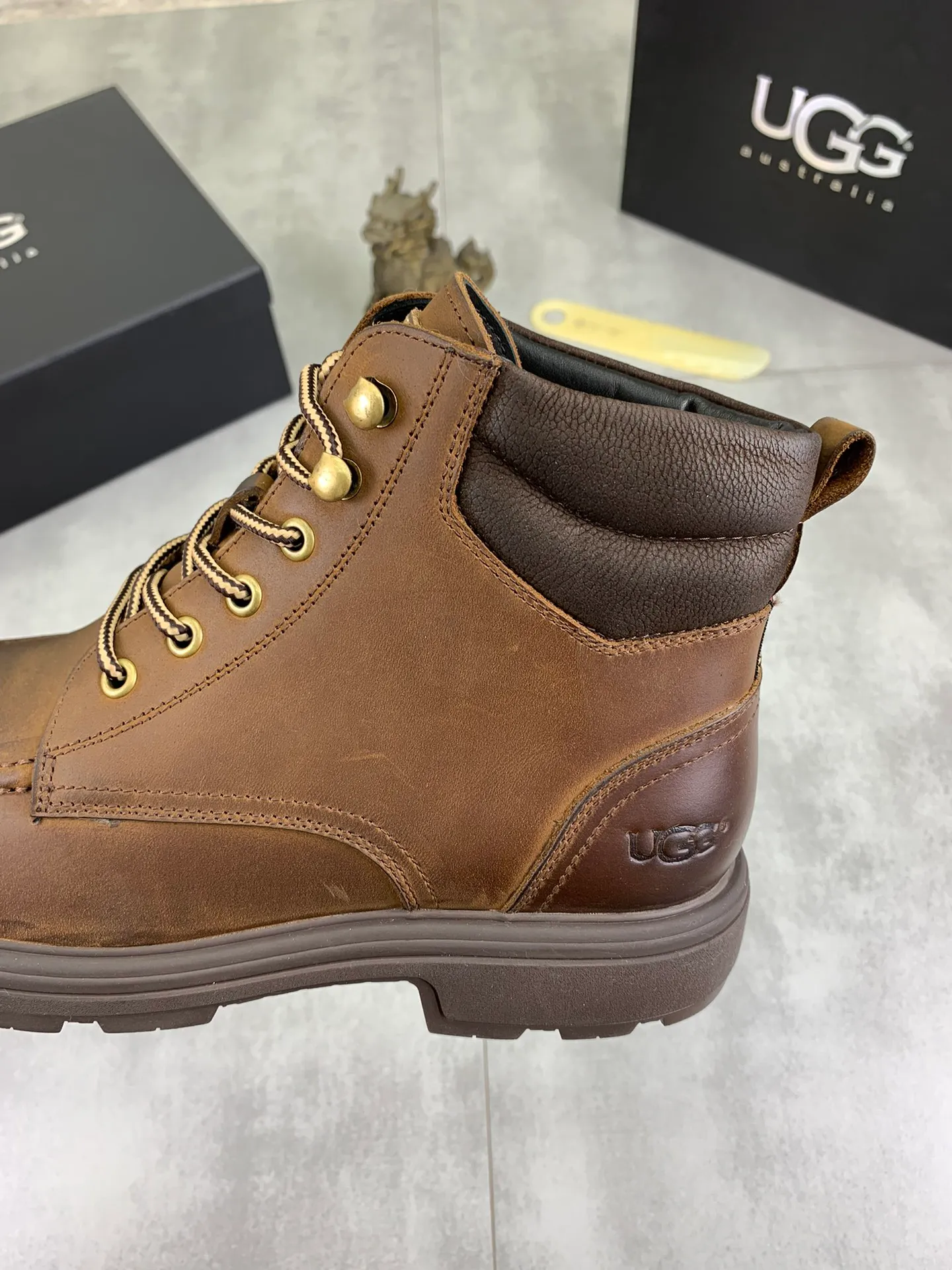 Factory price P640 💶[UGG] (full wool lining) Top-end high-quality fur integrated warm snow boots from Australia's warm luxury men's shoes brand, UGG-5877 official website synchronized, made of imported cowhide, carefully sewn...Imported rubber outsole (comfortable, soft, wear-resistant) The quality is really great...Exquisite workmanship, you can't put it down at first sight, code number: 39-44 Color: 3️⃣colors available